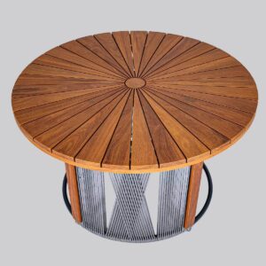 Mesa de Jantar Anita com Estrutura de Alumínio, Corda Náutica e Tampo de madeira Cumarú